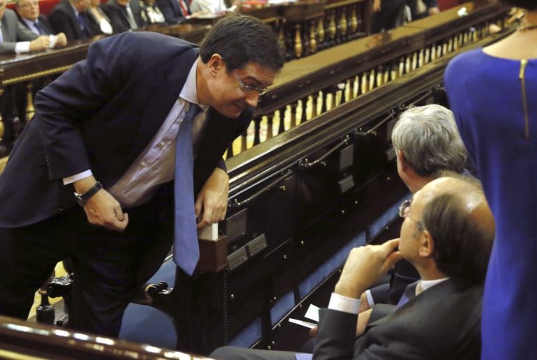 El portavoz del PSOE en el Senado, Óscar López (i), conversa con Pío García Escudero, que ha sido reelegido presidente de la Cámara Alta, durante la sesión constitutiva celebrada hoy que da paso a la XI legislatura. 