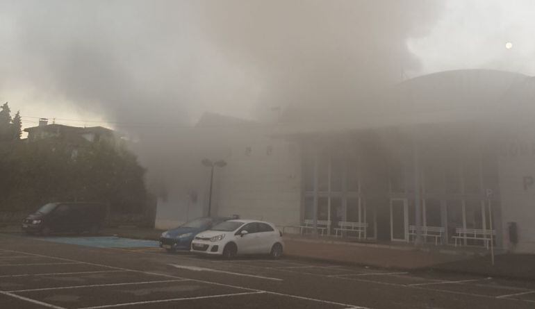 Humo saliendo de la piscina durante el incendio