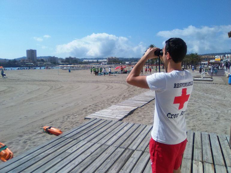 Un efectivo de Cruz Roja de Xàbia vigilando la playa del Arenal