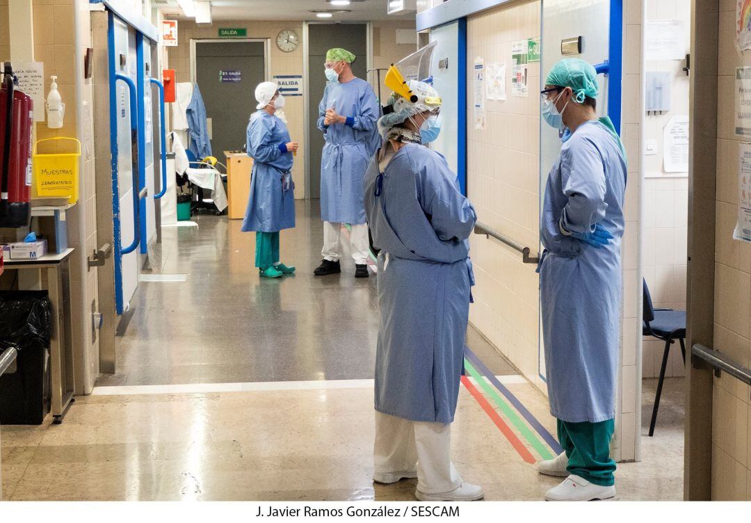 Profesionales sanitarios, protegidos con sus EPIS.