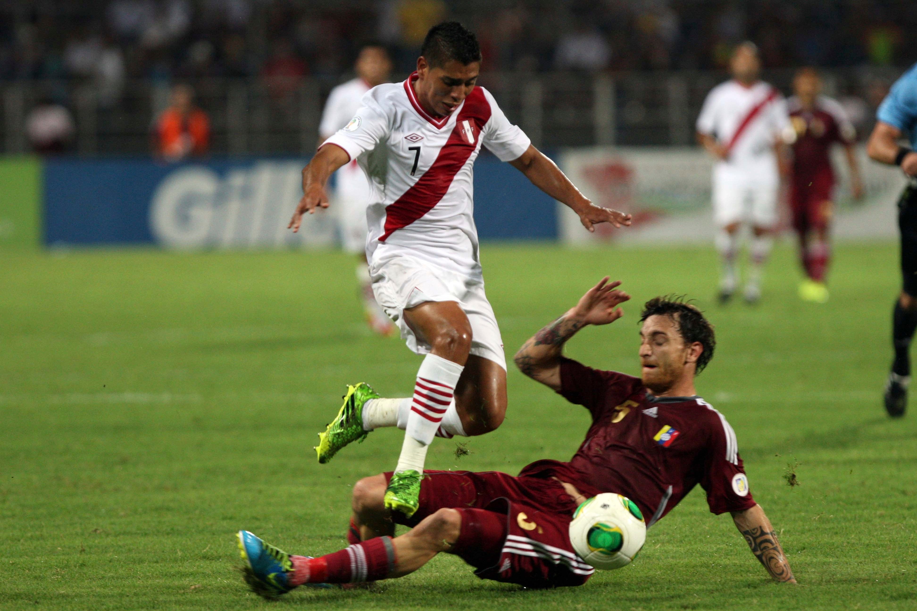 Fernando Amorebieta se lanza a cortar un balón durante un Perú-Venezuela