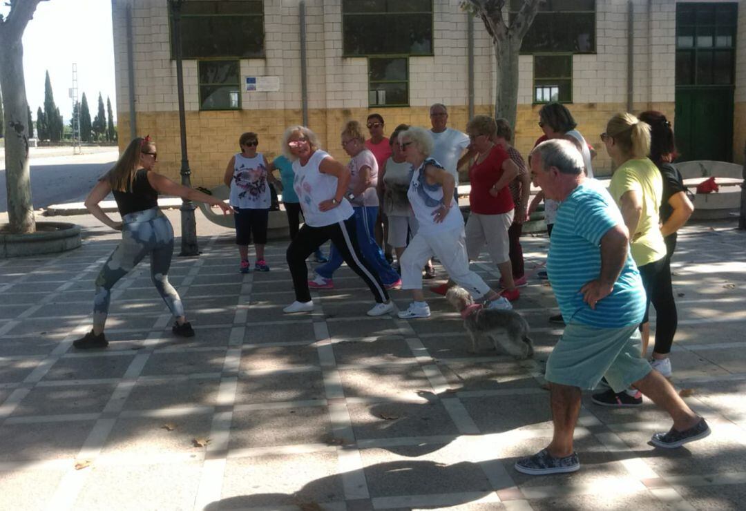 Mayores de La Carolina durante la caminata saludable.