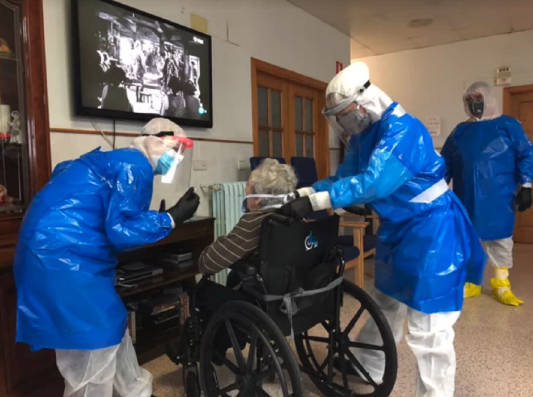  El fotoperiodista Gervasio Sánchez apoya la campaña solidaria “No estarás sólo” impulsada por grupo español B vocal, cediendo 21 fotografías reflejo de la crisis sanitaria de la COVID - 19 que se ha vivido en residencias de ancianos e instituciones de atención a la diversidad. Estas imágenes forman parte de un trabajo documental mucho más amplio realizado en los meses más duros del confinamiento y que han sido publicadas en Heraldo de Aragón y 20 minutos