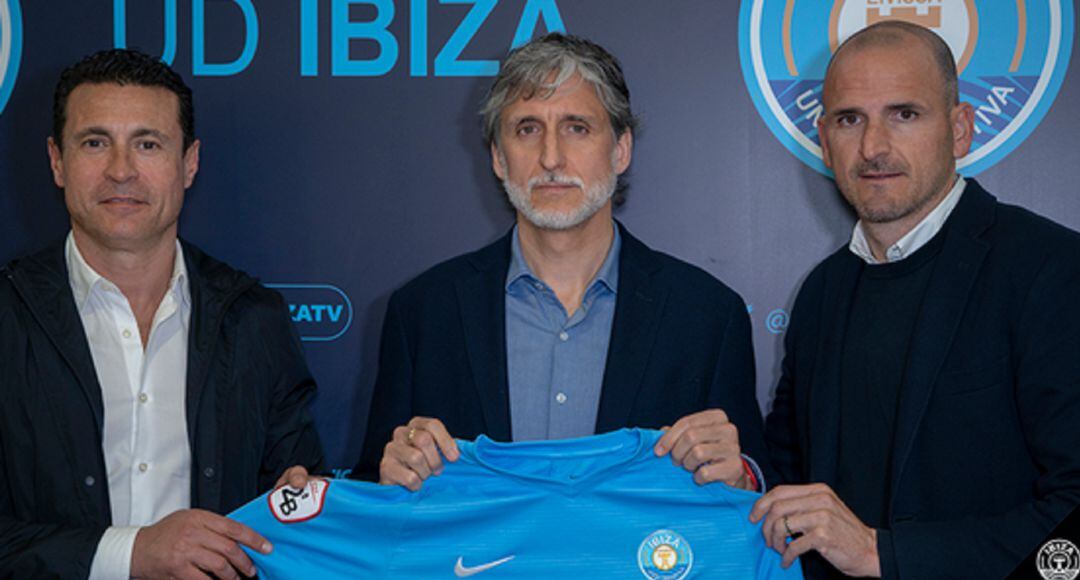 Alfaro en su presentación junto a Amadeo Salvo y Fernando Soriano