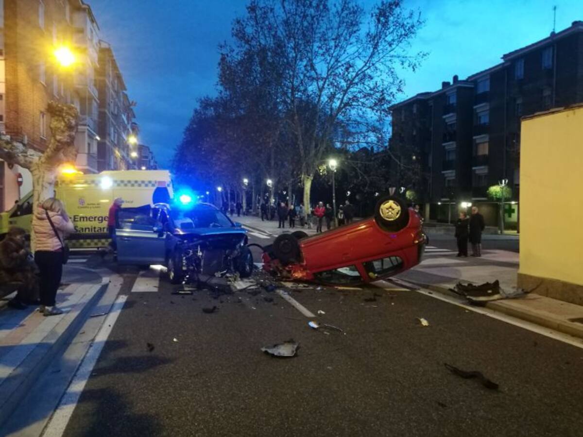 Aparatoso accidente de tráfico en Palencia sin heridos