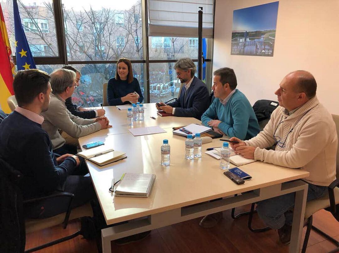 Responsables de la Ruta del Vino durante la reunión con Ana Isabel Fernández, directora general de Turismo. 