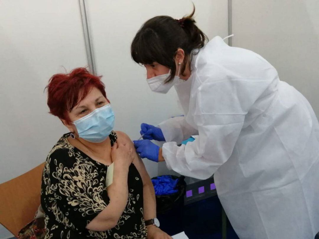 Suministro vacuna en Pabellón Azul Elda