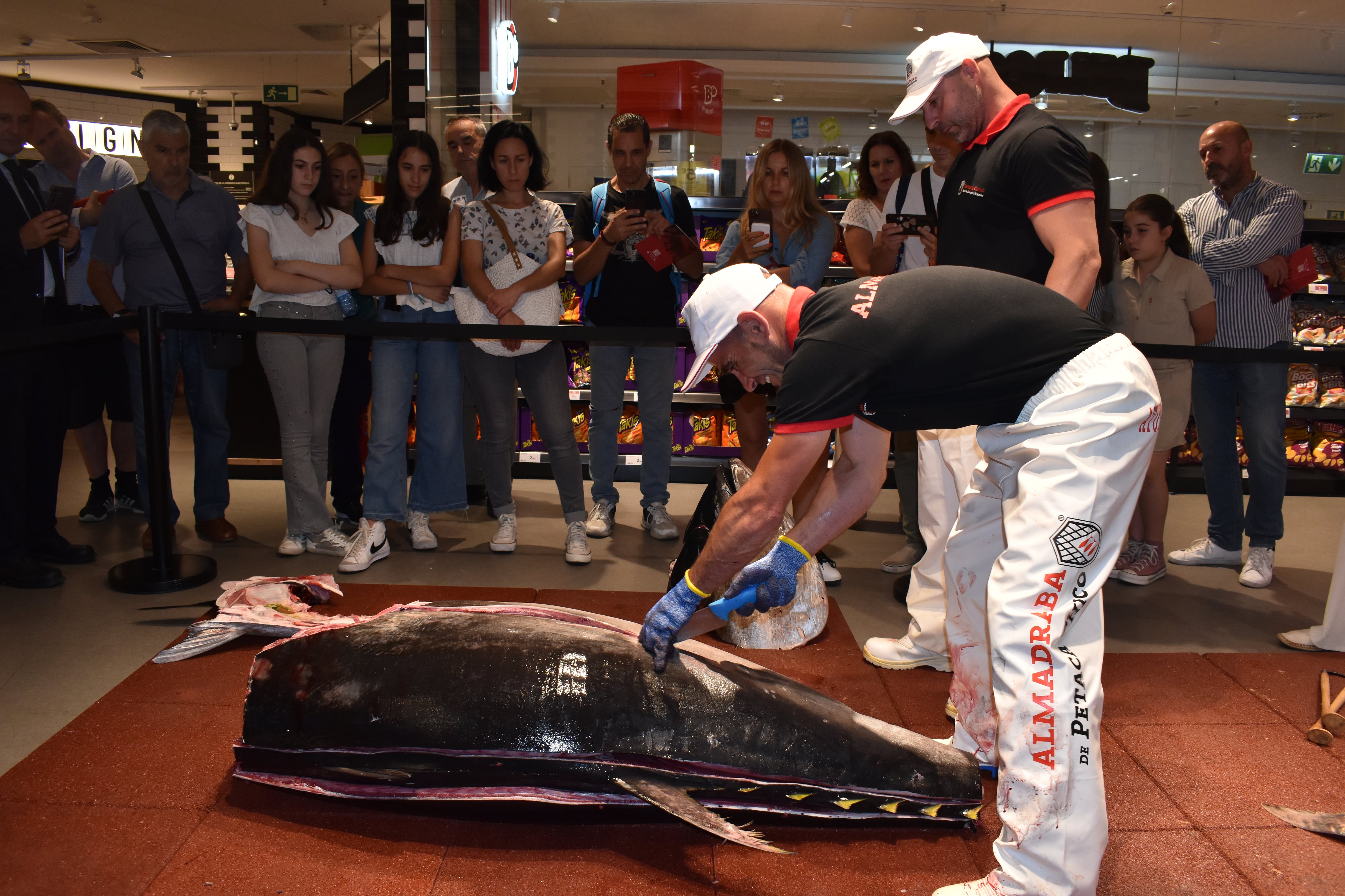 Ronqueo del atún rojo de almadraba en el Supermercado de El Corte Inglés Pintor Sorolla