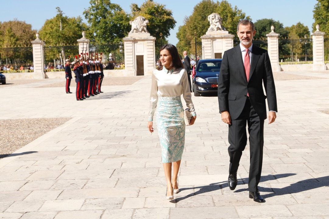 Los Reyes, Felipe y Letizia a su llegada a la reunión anual del Patronato del Instituto Cervantes en Aranjuez, en Madrid, a 2 de octubre de 2019.