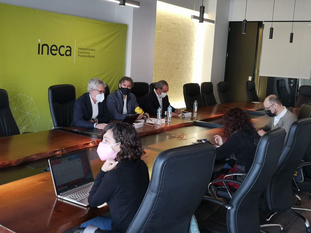 El presidente de INECA, Rafael Ballester (c), y el coordinador de Estudios del Instituto, Francisco Llopis (i) en la rueda de prensa sobre el informe del tercer trimestre.