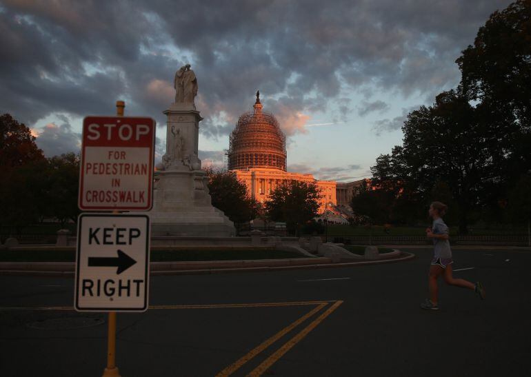 Atardece en el Capitolio en las horas previas a la votación en la que los estadounidenses decidirán quién controla el Senado.