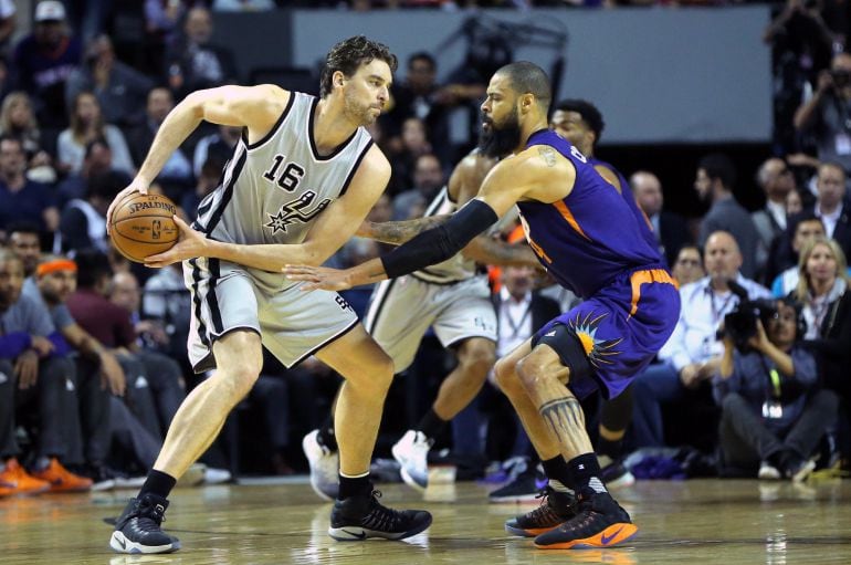 Pau Gasol intenta zafarse de Tyson Chandler