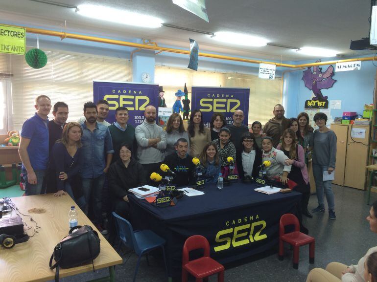 Foto de familia con padres, alumnos y profesores del colegio La Paz