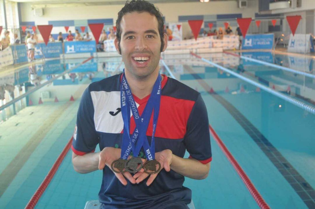 El campeón almeriense con las medallas.