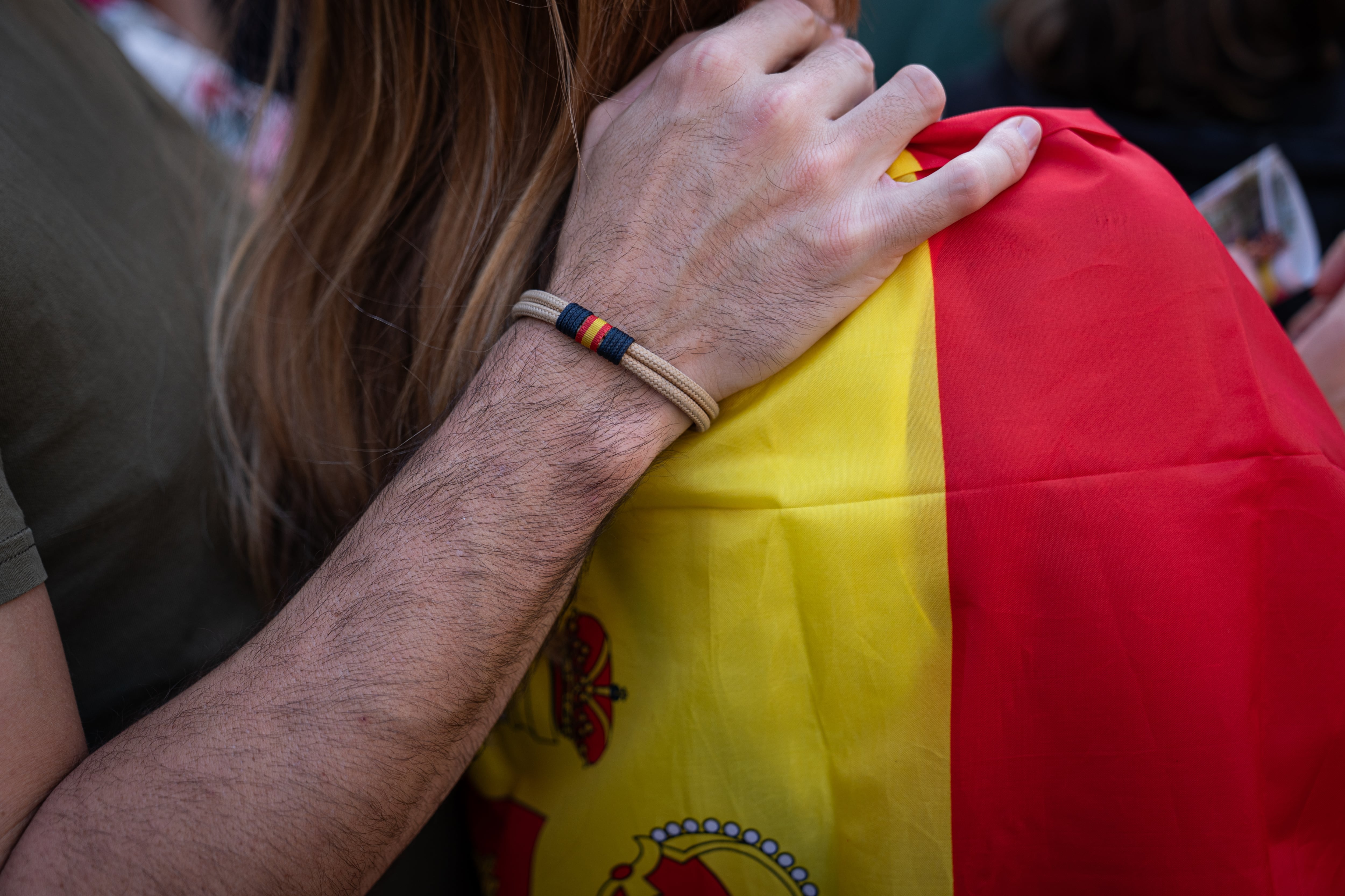 Una persona porta una pulsera de España