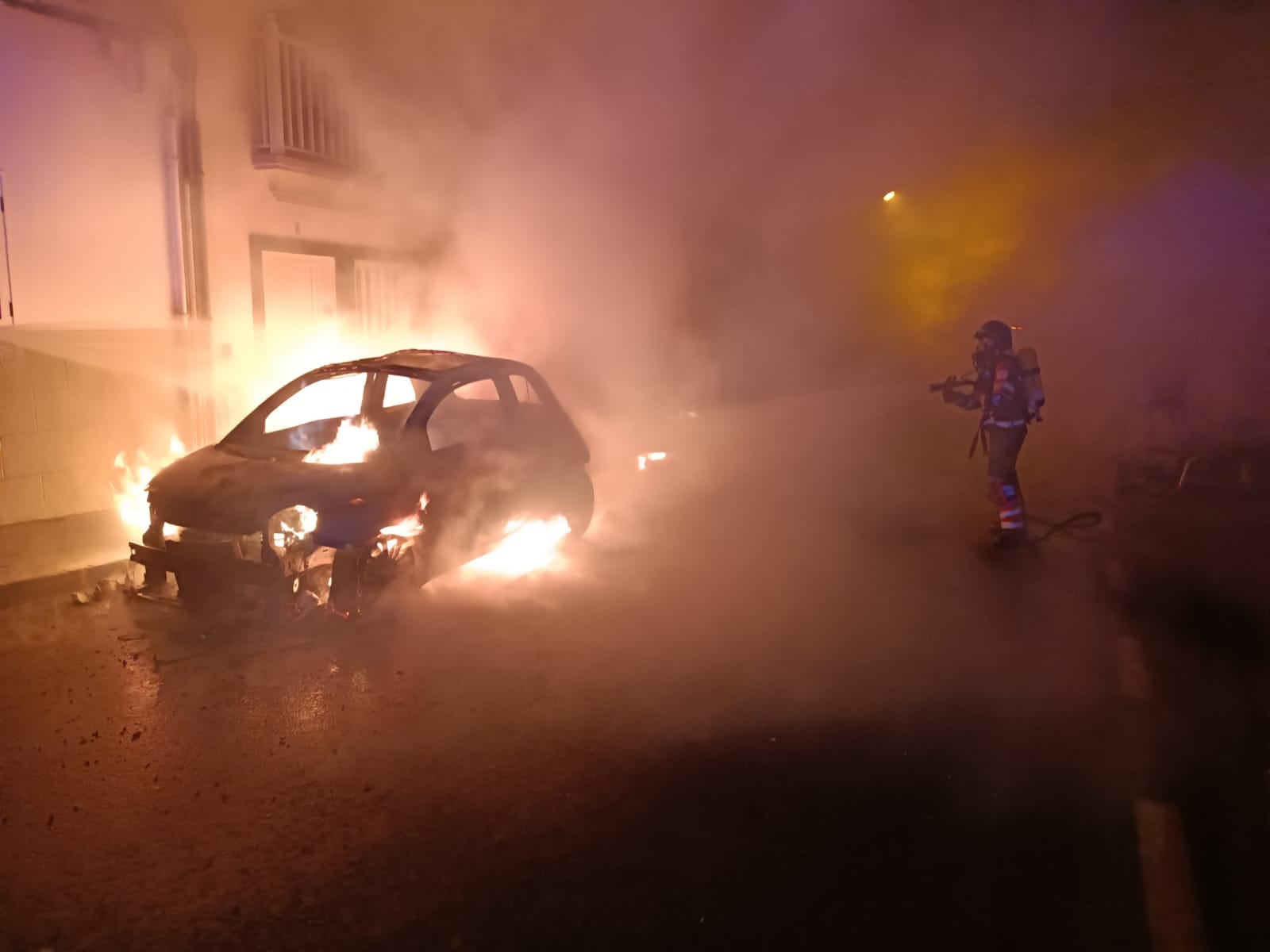 Bomberos de Lanzarote sofocando el incendio de un vehículo en Lanzarote.