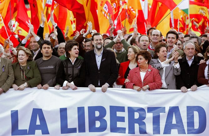 Rajoy y otros cargos públicos en la cabecera de la manifestación convocada por el PP bajo el lema &quot;España por la libertad. No mas cesiones a ETA&quot; en protesta por la concesión de prisión atenuada al preso de ETA José Ignacio de Juana Chaos (IMAGEN DE ARCHI