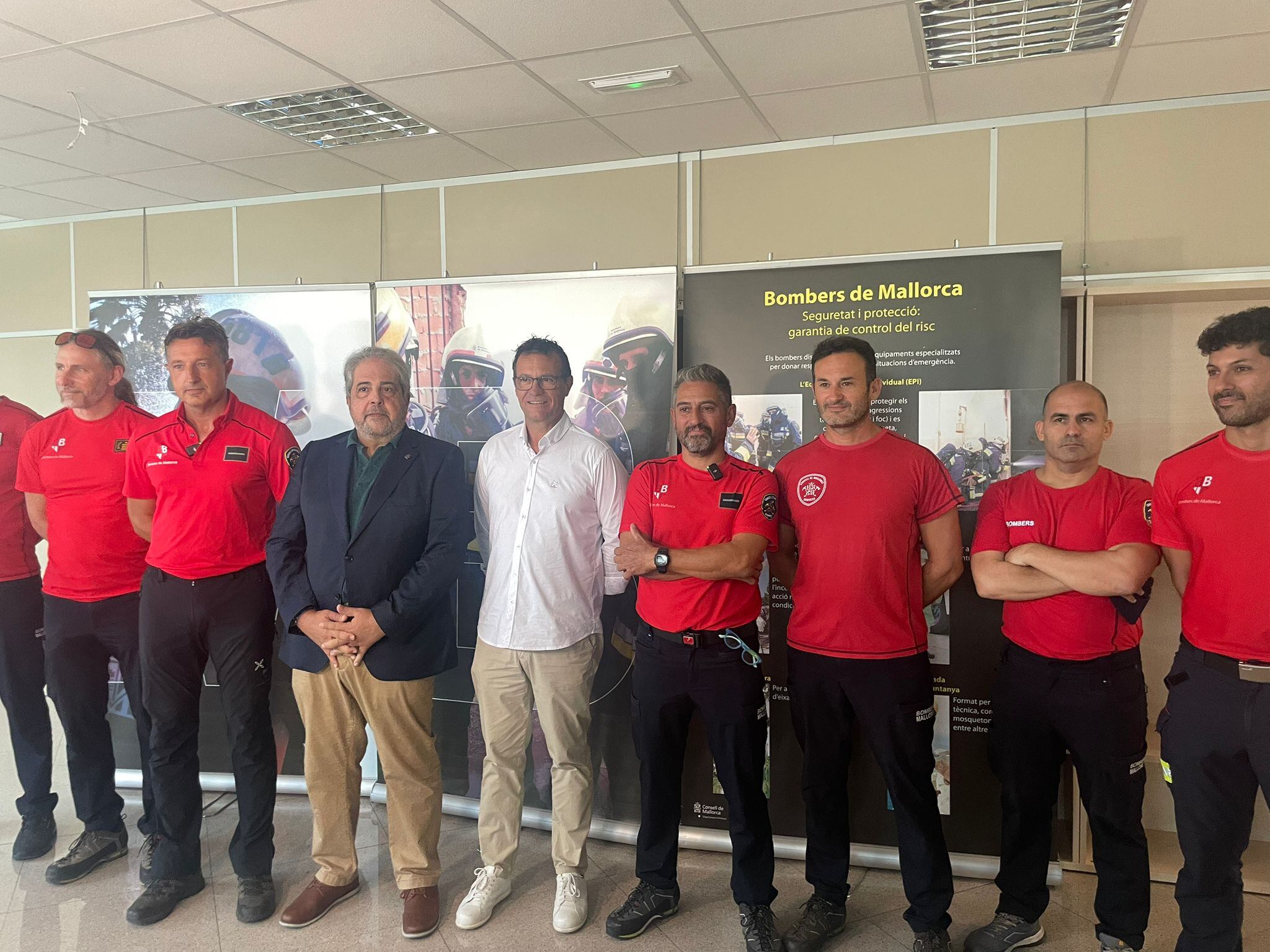 Bombers de Mallorca tras su colaboración en la extinción de los incendios forestales en Castilla y León