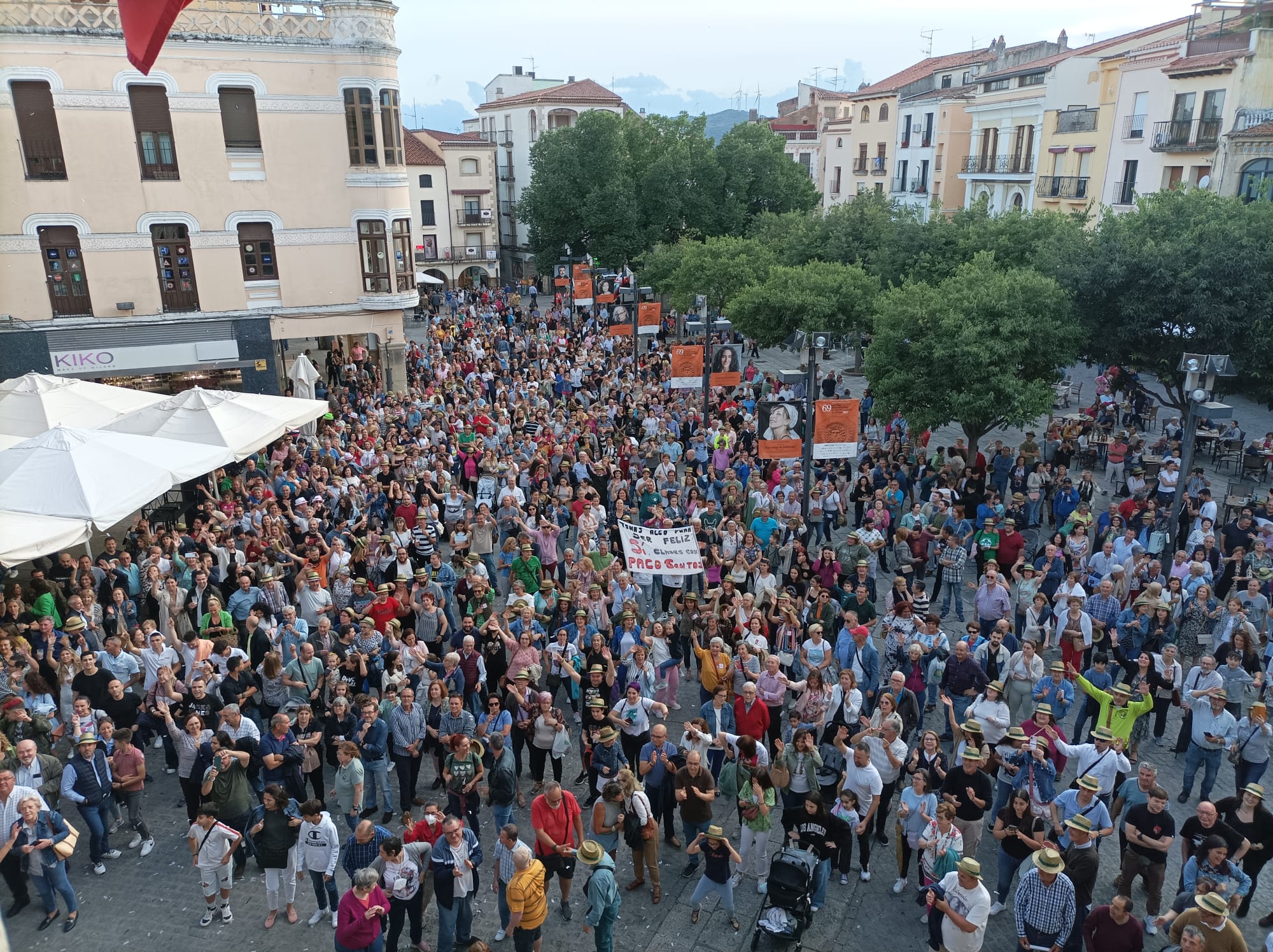 Centenares de personas se concentraron en la Plaza Mayor de la ciudad de Plasencia para seguir el pregón de Paco Santos