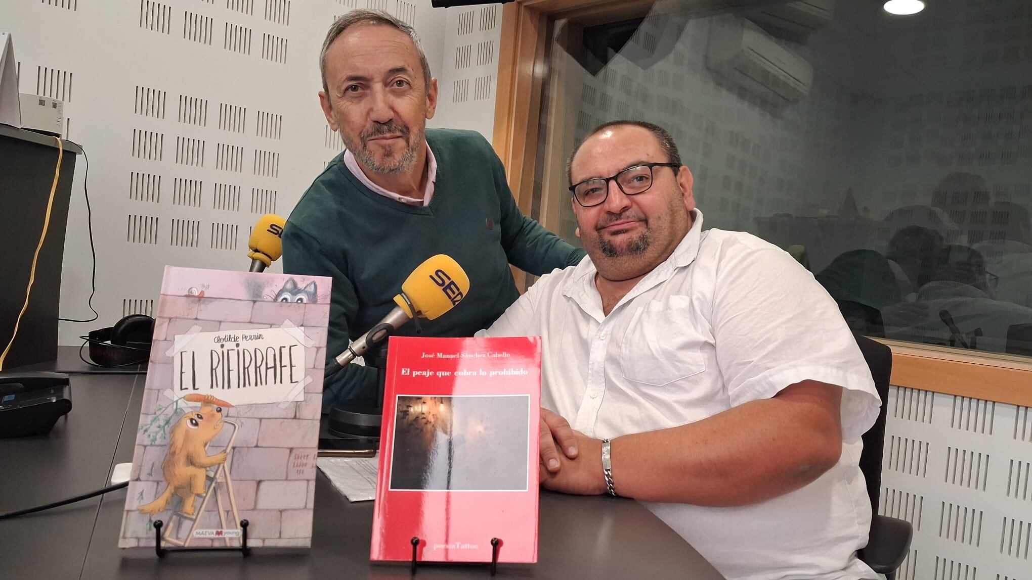 El escritor José Manuel Sánchez Cabello junto a Chema Contreras, director de Rincón Literario.
