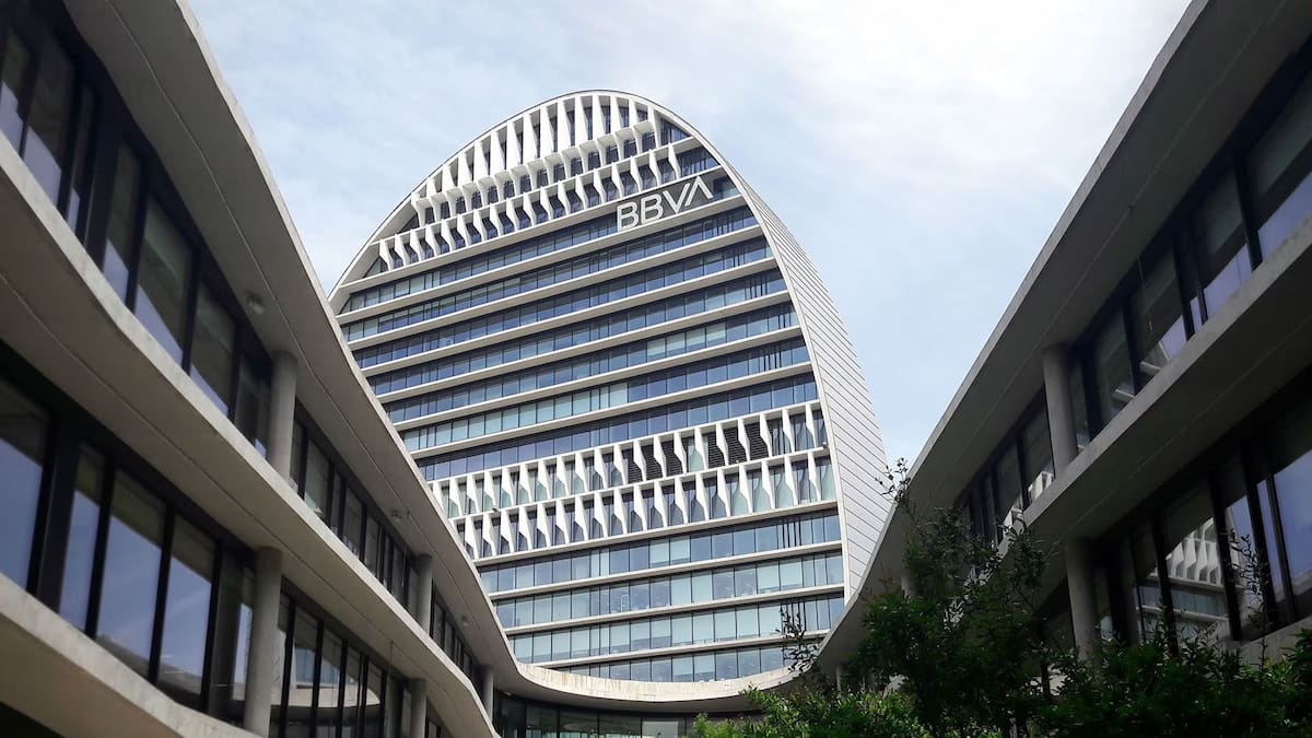 BBVA sube un 10% su oferta por el Sabadell pero no pagará en efectivo
