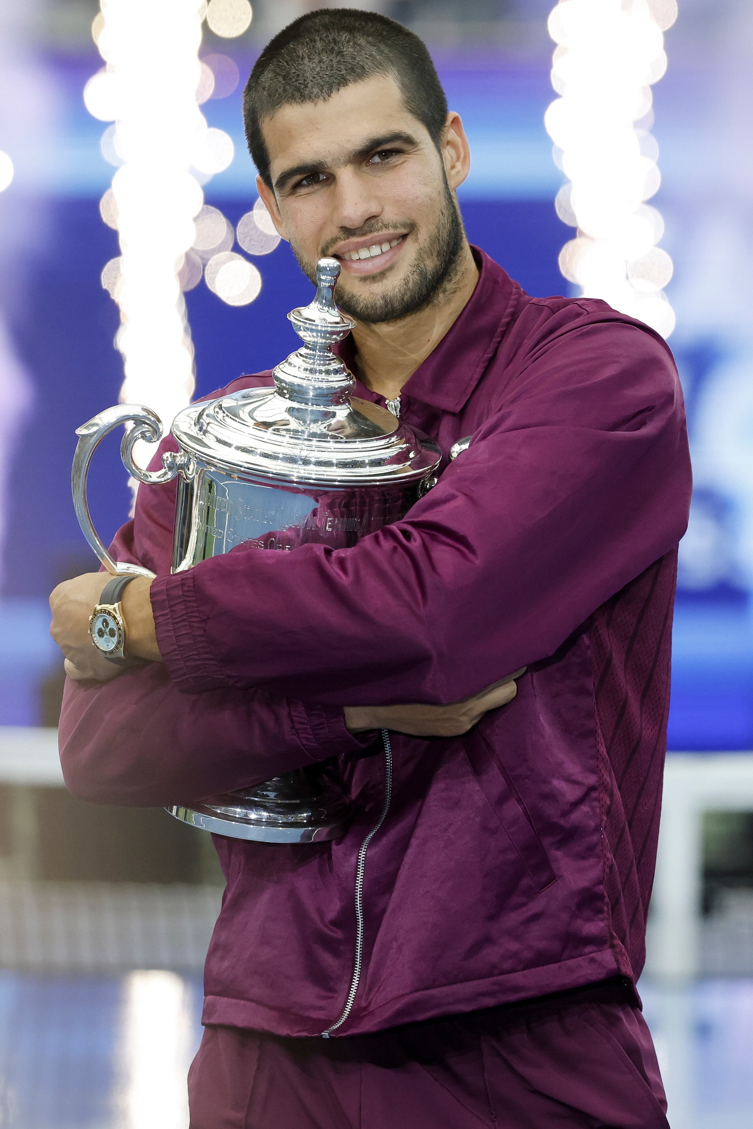 FLUSHING MEADOWS (United States), 08/09/2025.- Carlos Alcaraz of Spain poses with the Champions trophy after winning the men&#039;s singles final of the US Open Tennis Championships at the USTA Billie Jean King National Tennis Center in Flushing Meadows, New York, USA, 07 September 2025. (Tenis, España, Nueva York) EFE/EPA/JOHN G. MABANGLO
