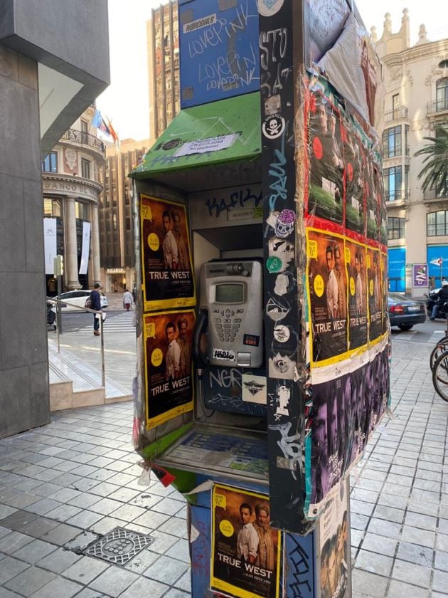 Una de las cabinas de teléfono que quedan en València