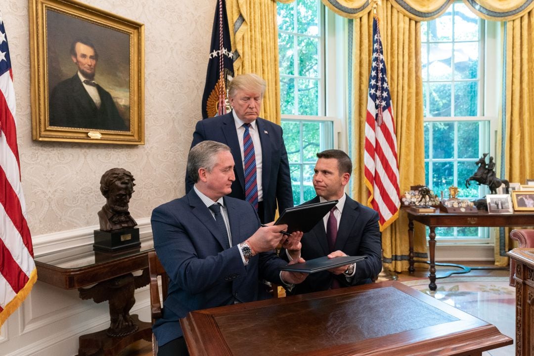 El presidente Donald Trump (centro) junto al ministro de Interior guatemalteco, Enrique Degenhart (izda) y el Secretario de Seguridad Nacional de EEUU, Kevin McAleenan (dcha), tras la firma del acuerdo de tercer país seguro. 