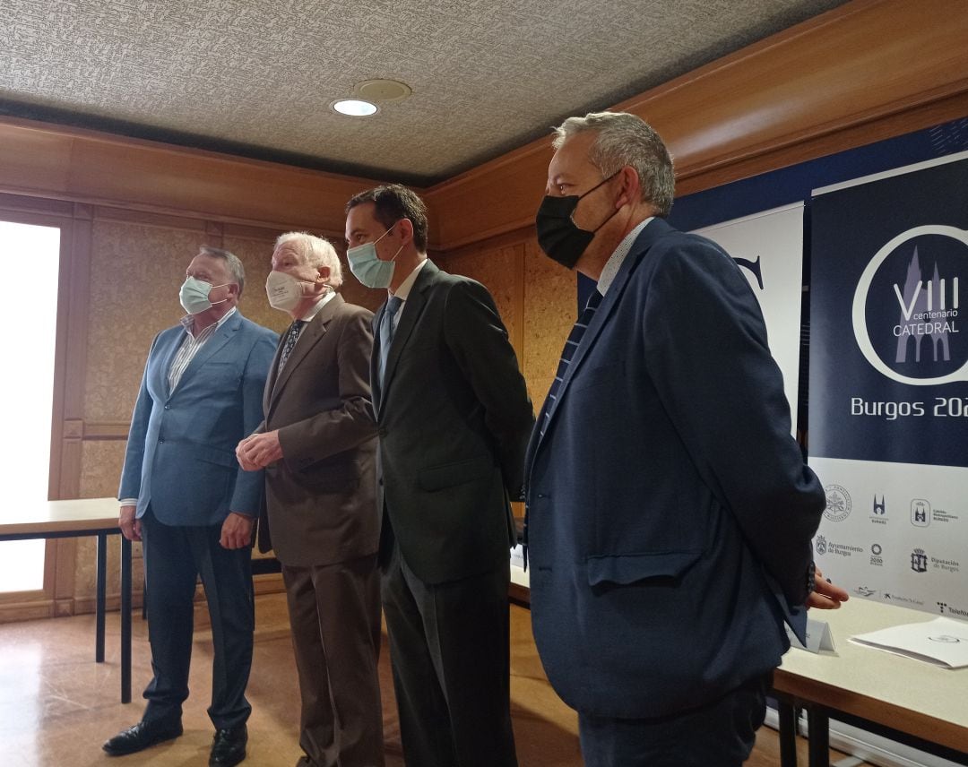 De izquierda a derecha: el vicepresidente de la Diputación, Lorenzo Rodríguez; el vicepresidente de la Fundación Catedral, Antonio Miguel Méndez Pozo; el viceconsejero de Cultura, Raúl Fernández; y el comisario de la exposición, René Payo.