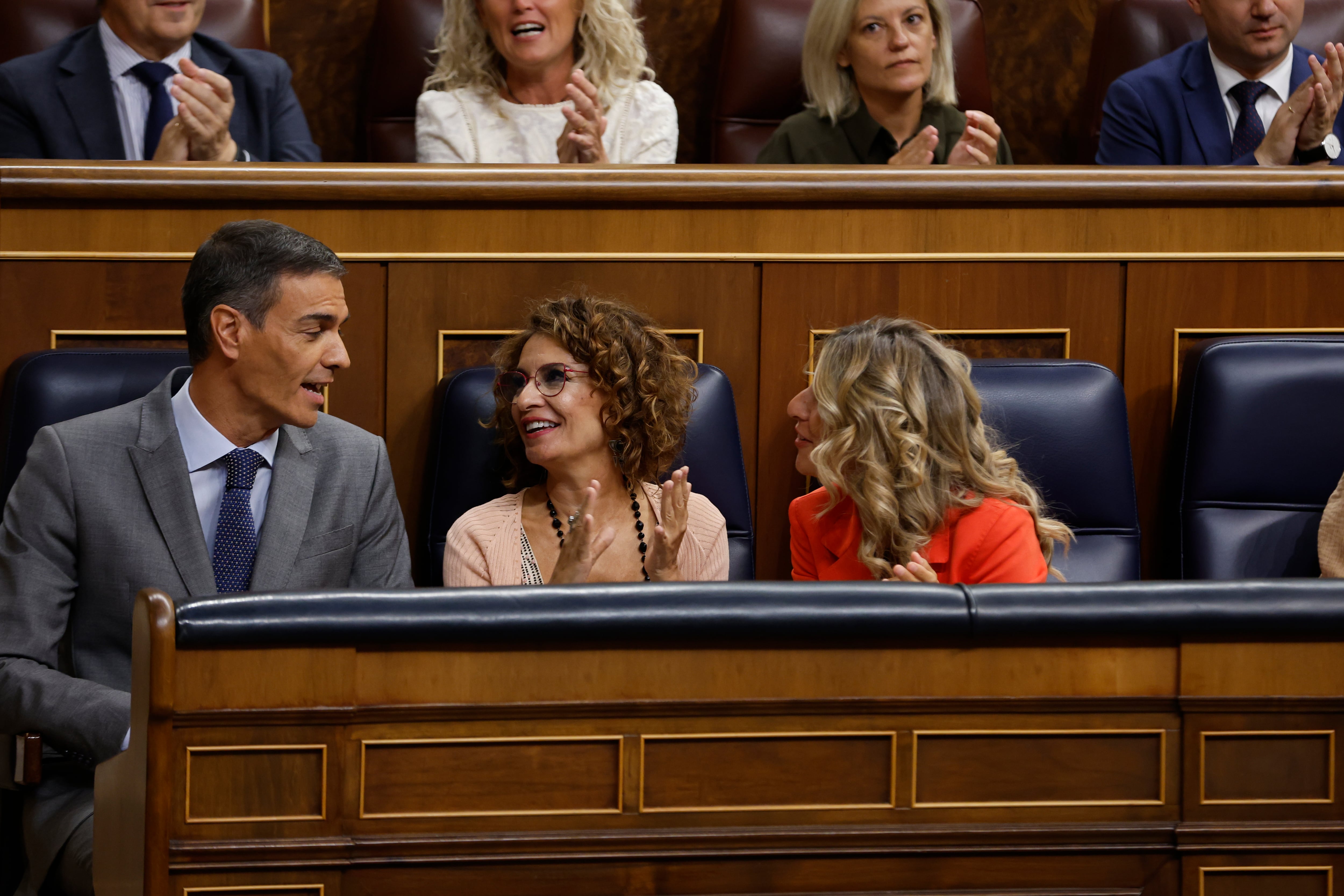 El presidente del Gobierno, Pedro Sánchez; la vicepresidenta primera y ministra de Hacienda, María Jesús Montero, y la vicepresidenta tercera y ministra de Trabajo, Yolanda Díaz, durante la primera sesión de control del nuevo período de sesiones en el Congreso de los Diputados en Madrid.