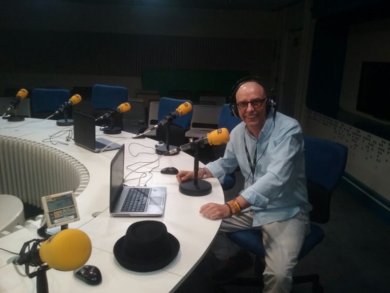 Valentín García disfrutando de la radio