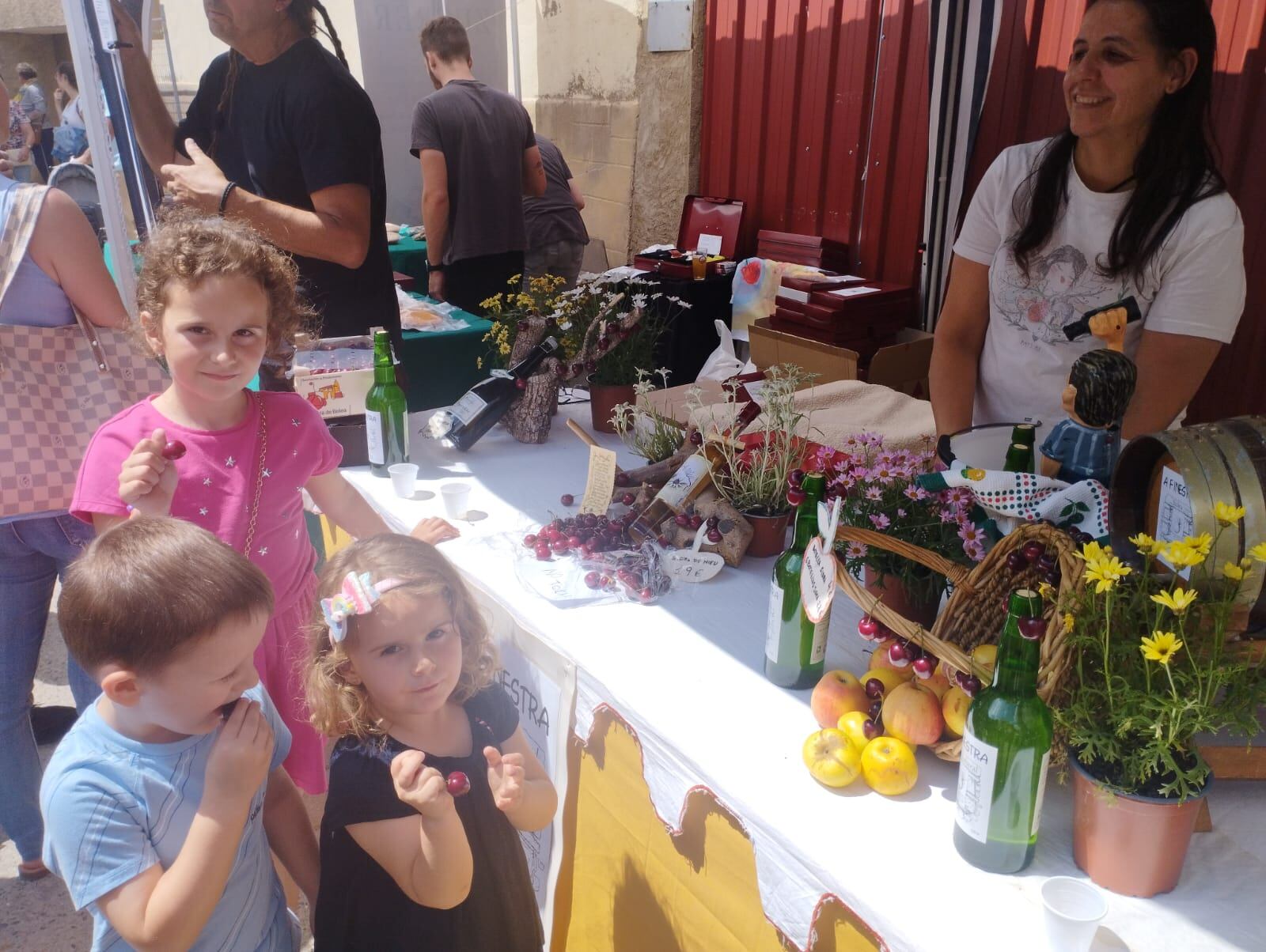 Los más pequeños también han disfrutado de la feria y de las cerezas en Bolea