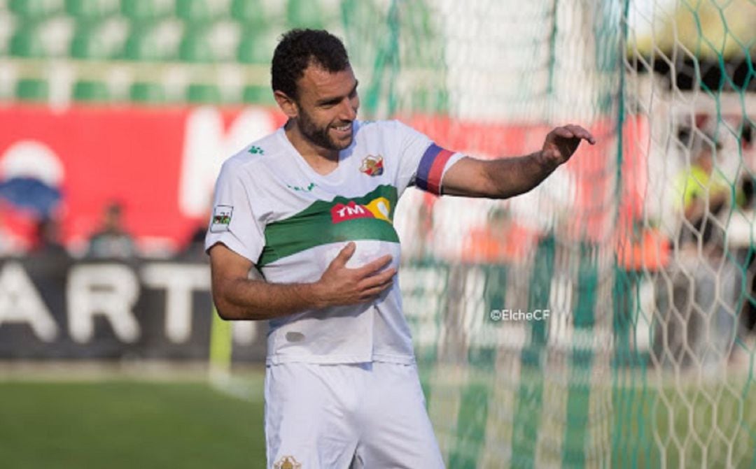 Gonzalo Verdú celebra uno de sus goles con el Elche