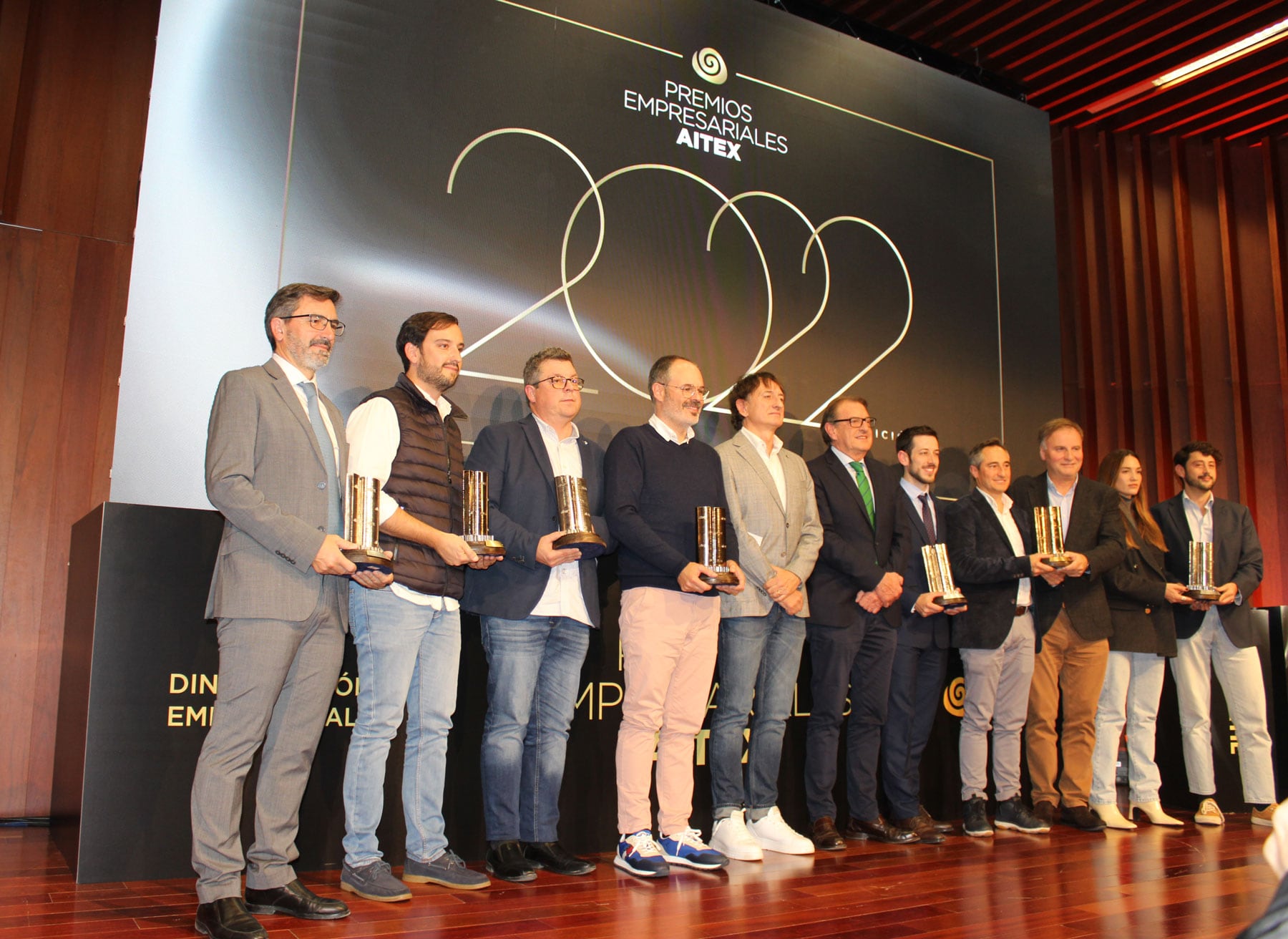 Foto final de los premiados con el presidente y el director de AITEX