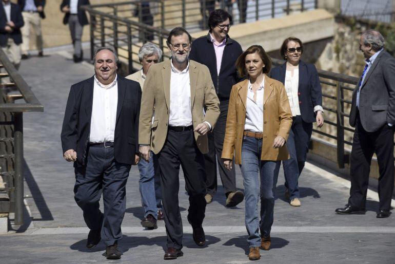 GRA081. TOLEDO, 02/05/2015.- El presidente del Gobierno y del Partido Popular, Mariano Rajoy (c), acompañado por el secretario general de esta formación en Castilla-La Mancha, Vicente Tirado (i), a su llegada al acto de presentación de la candidata del PP
