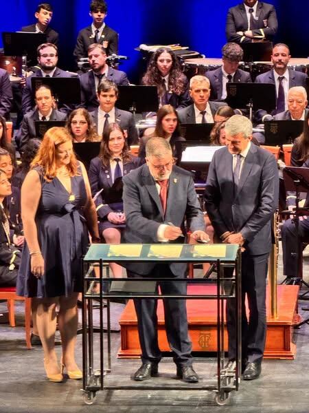 Momento de la firma de la confirmación del hermanamiento