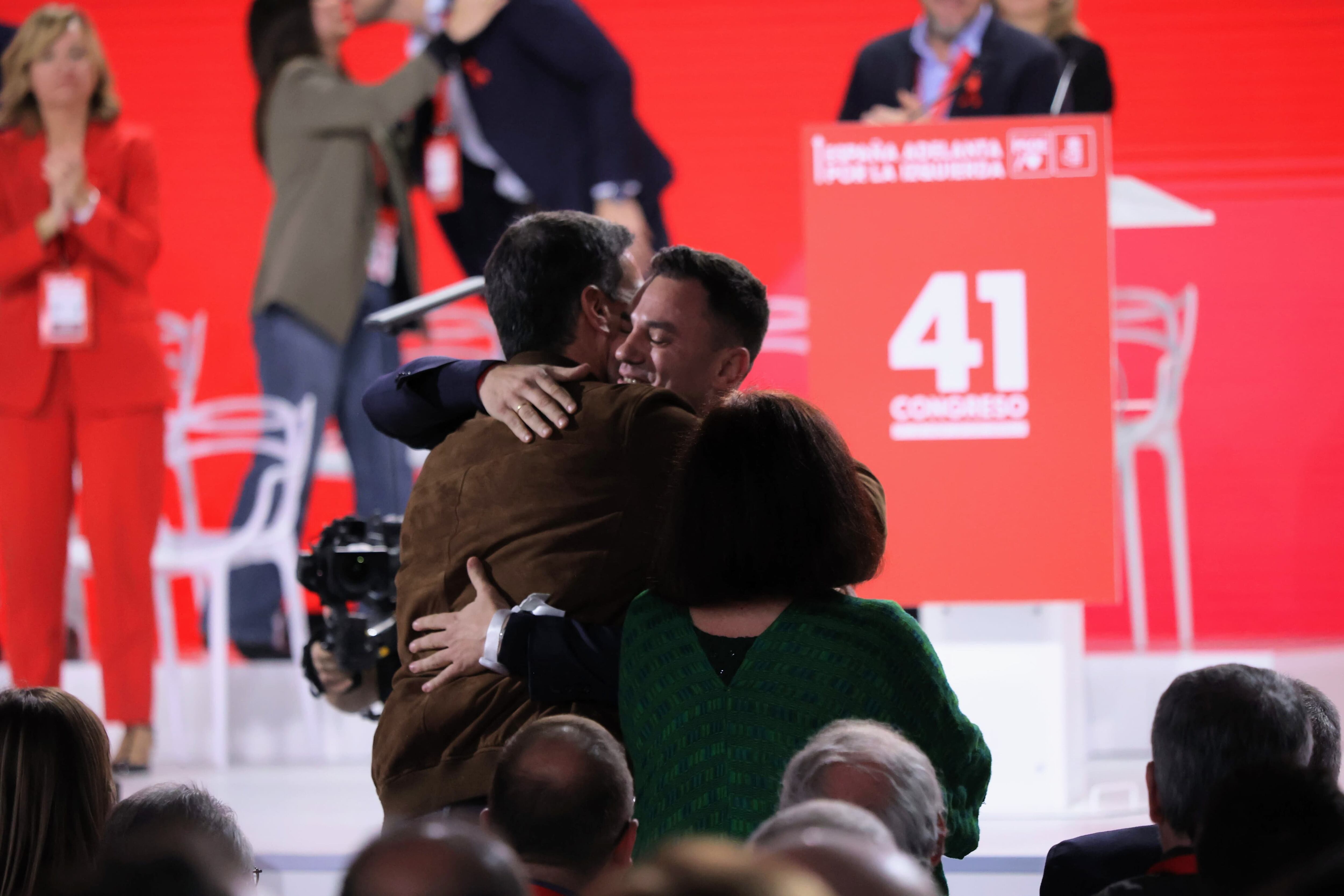 Sánchez y Cendón se funden en un abrazo tras ser presentado el último como miembro del comité federal