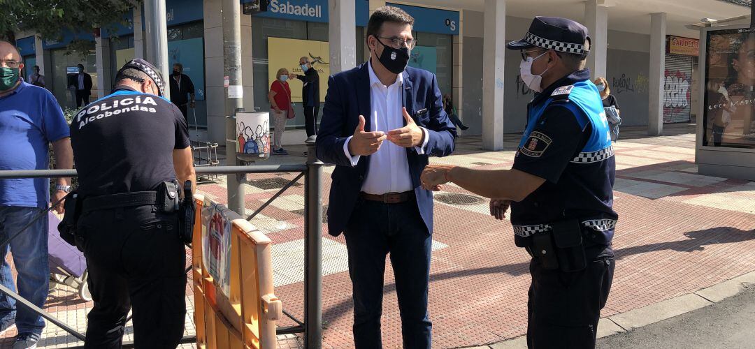 El vicealcalde Arranz charla con un agente de la Policía 