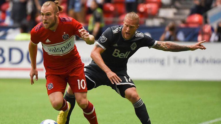 Aleksandar Katai con la casaca roja de Chicago Fire.