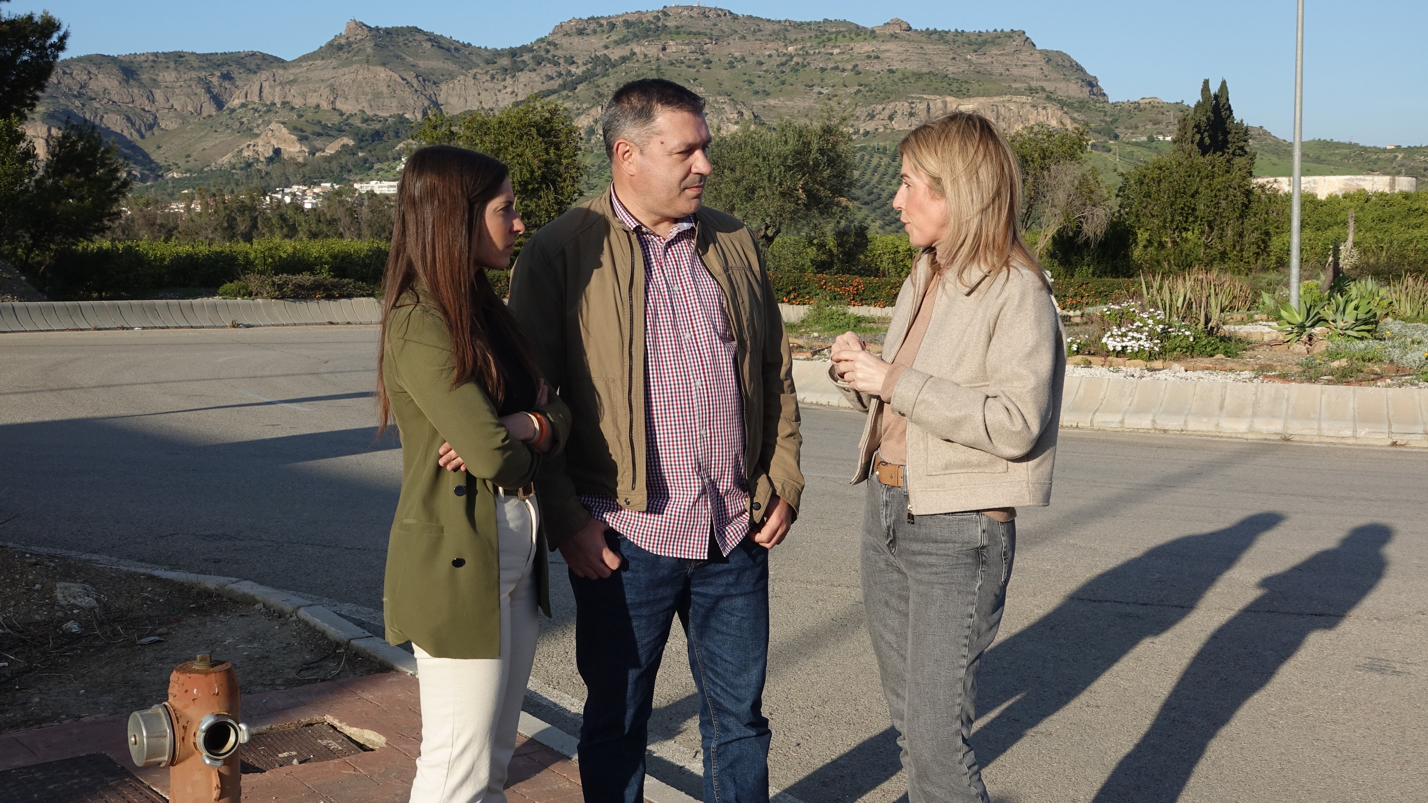 Momento de la intervención en la localidad de  Pizarra, junto con lla diputada provincial y alcaldesa de Almogía, Antonia García, y la portavoz del PSOE de Málaga, Ana Villarejo