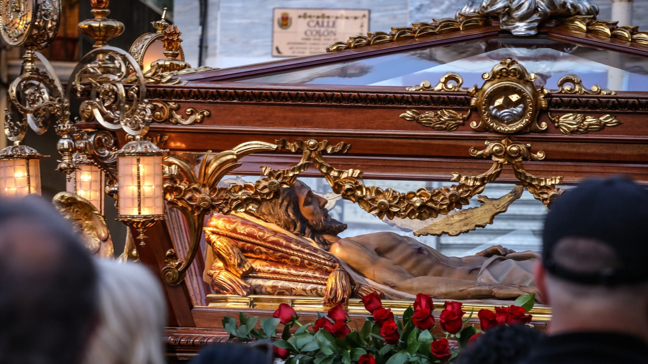 A partir de las 19:30 horas, el Cristo Yacente recorrerá calles de Elda acompañado por todas las cofradías con sus respectivas imágenes.