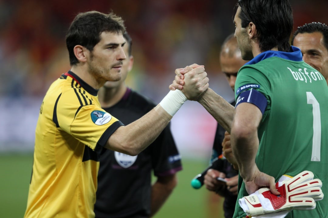 Iker Casillas y Gianluigi Buffon en la final de la Eurocopa 2012