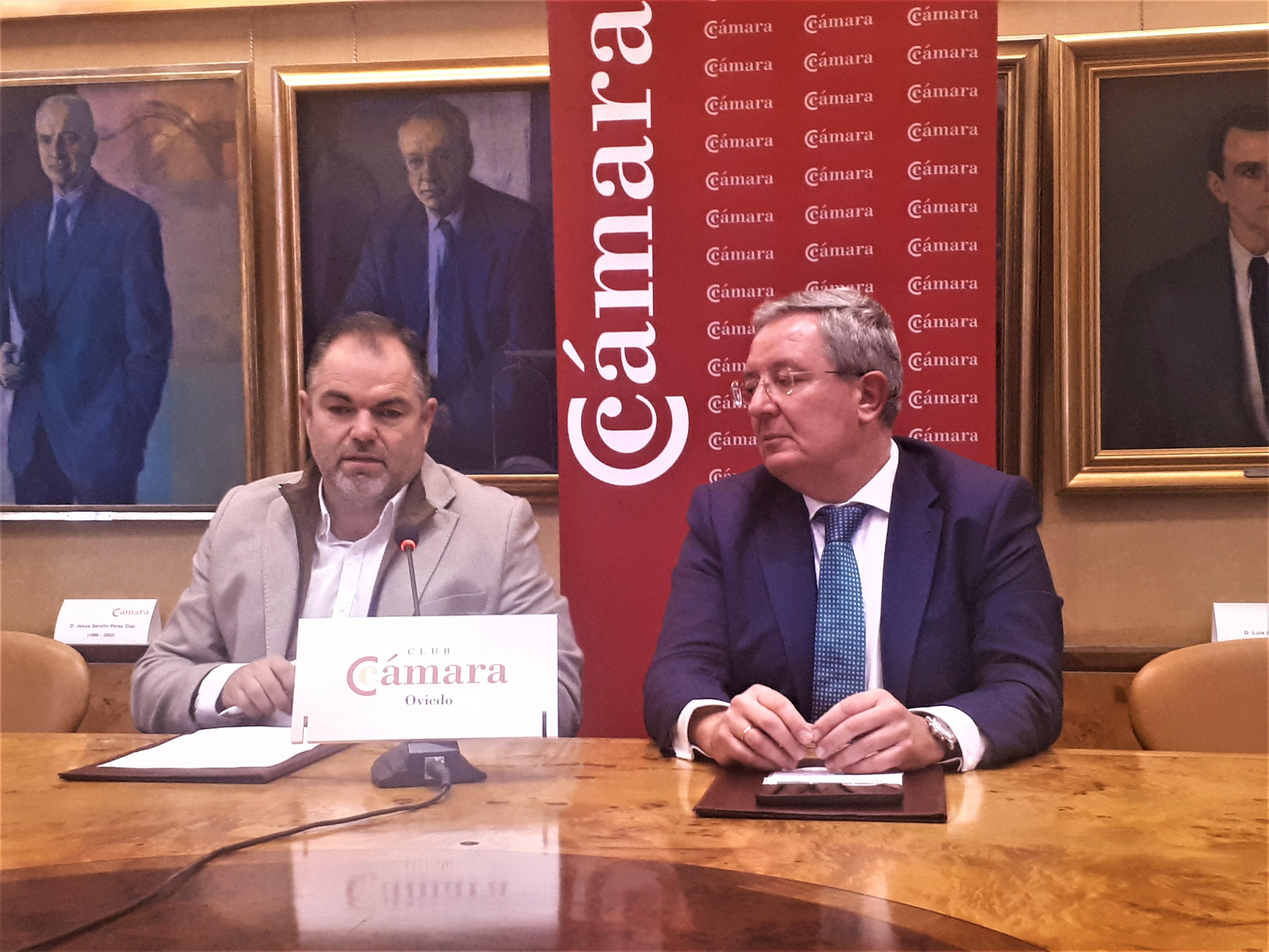 El presidente de la Cámara de Comercio de Oviedo (izquierda) y el director general de Caja Rural de Asturias han firmado este miércoles un convenio para facilitar el acceso de las pymes a nuevos clientes.