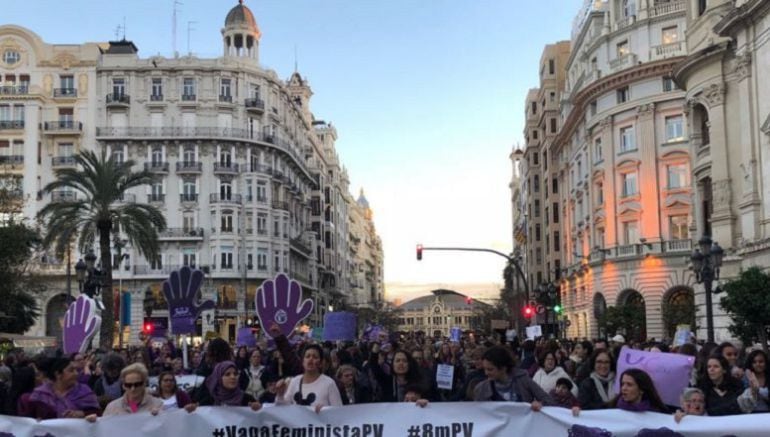 La manifestación del 8M de 2018 a su paso por la plaza del Ayuntamiento de Valencia