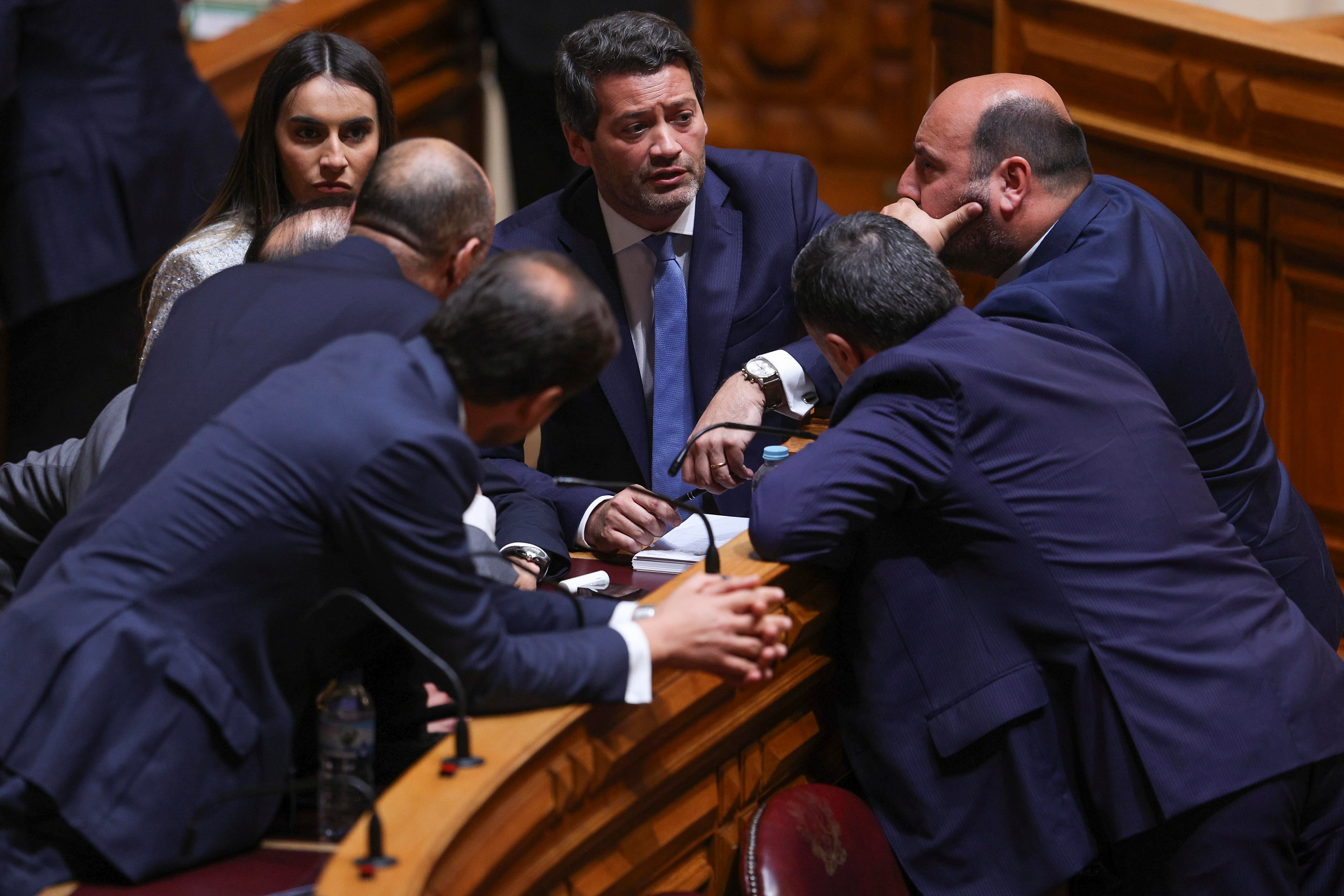 André Ventura, líder de Chega, habla con algunos de sus diputados en el Parlamento portugués(