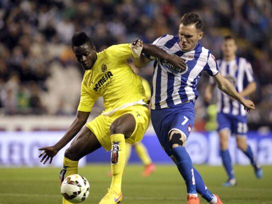 Eric Bertrand Bailly disputa un balón con el delantero del Deportivo de la Coruña Lucas Pérez