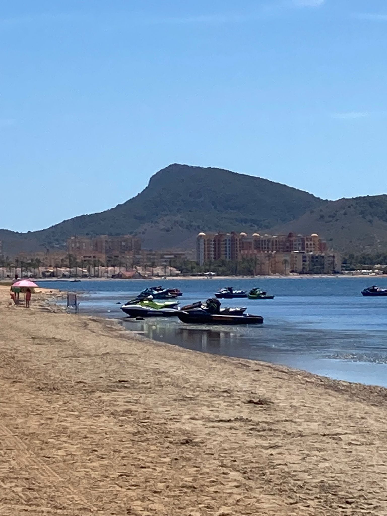 Motos de agua en la playa