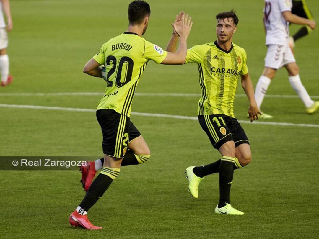 Puado felicita a Burgui por su gol contra el Albacete