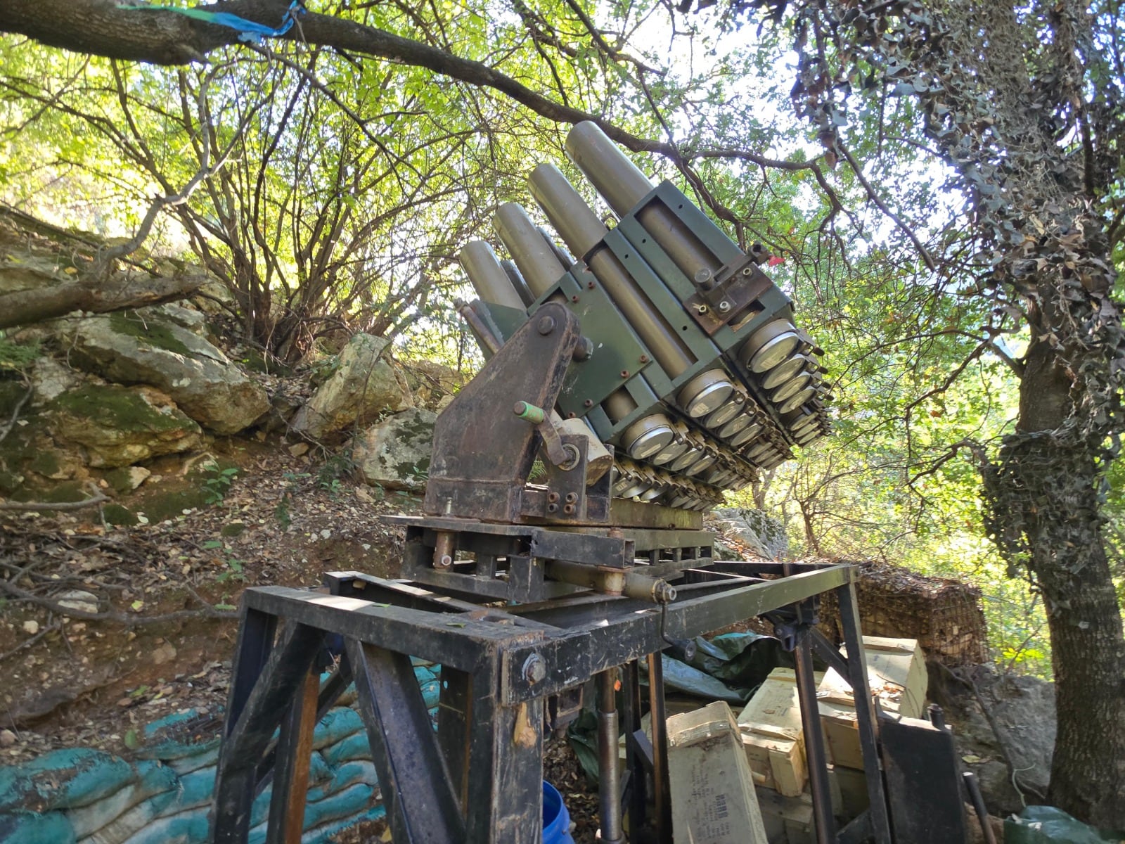 Armas de Hezbolá localizadas por el ejército de Israel junto al río Litani este martes