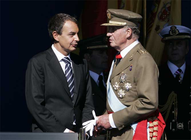 El Rey de España y el presidente del Gobierno han presidido el desfile militar